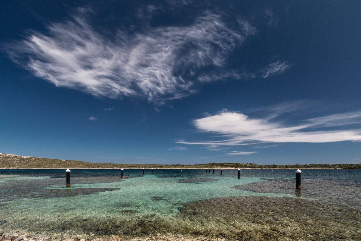 Aguas someras y transparentes de la bahía de Fornells