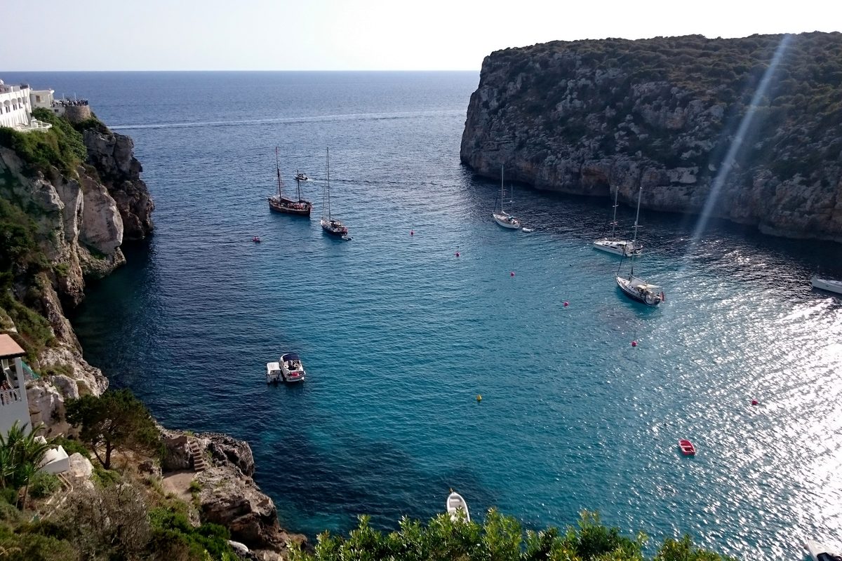 Barcos fondeados en la cala encajonada de Cala en Porter