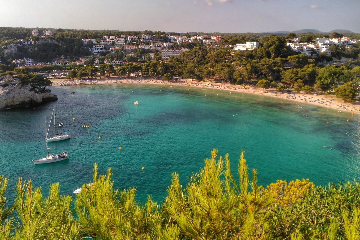 Cala Galdana vista desde el aire, con veleros fondeados