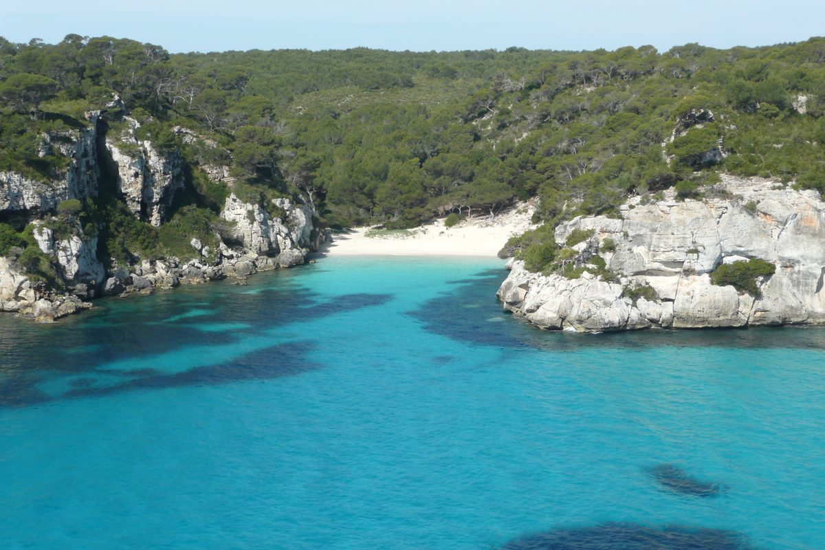 Cala Macarelleta desde el mirador, con el agua turquesa
