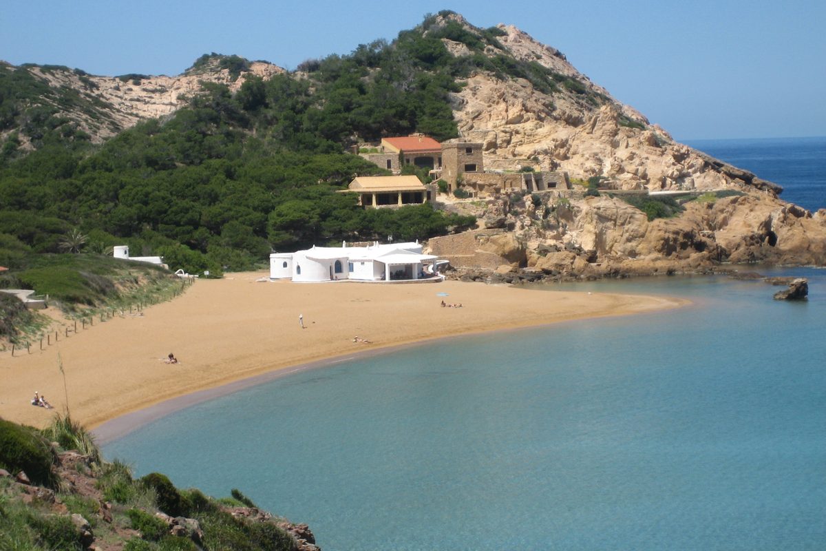 La arena rojiza y los islotes de Cala Pregonda, en el norte