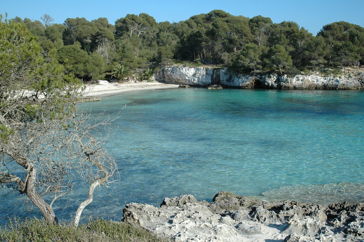 Cala en Turqueta, de arena blanca y aguas transparentes