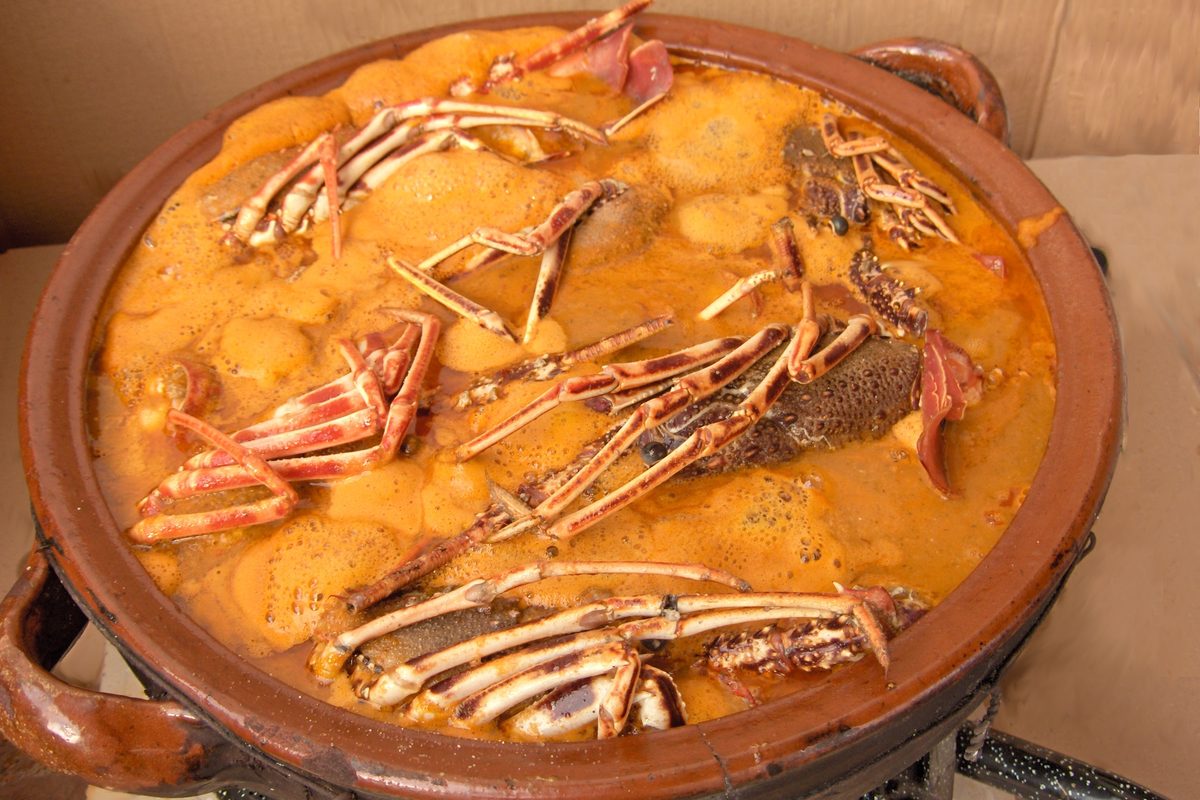 Una caldereta de llagosta, el plato más famoso de Menorca