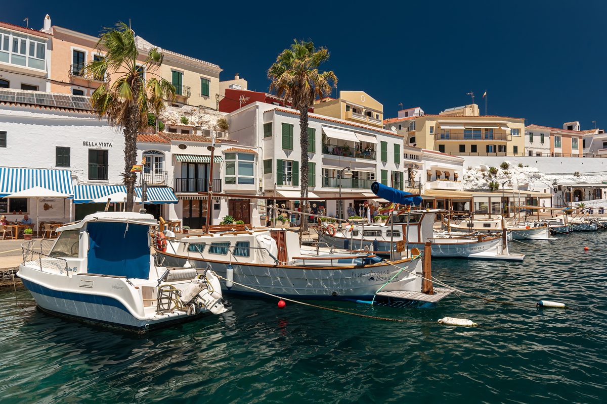 Barcas y terrazas en el puerto de Cales Fonts, Es Castell