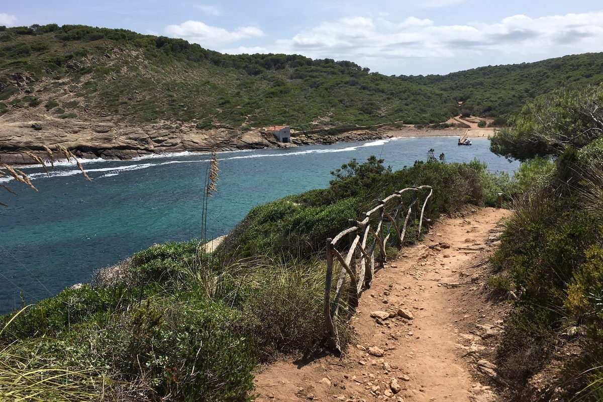 El Camí de Cavalls bajando hacia la cala de Cala Morell