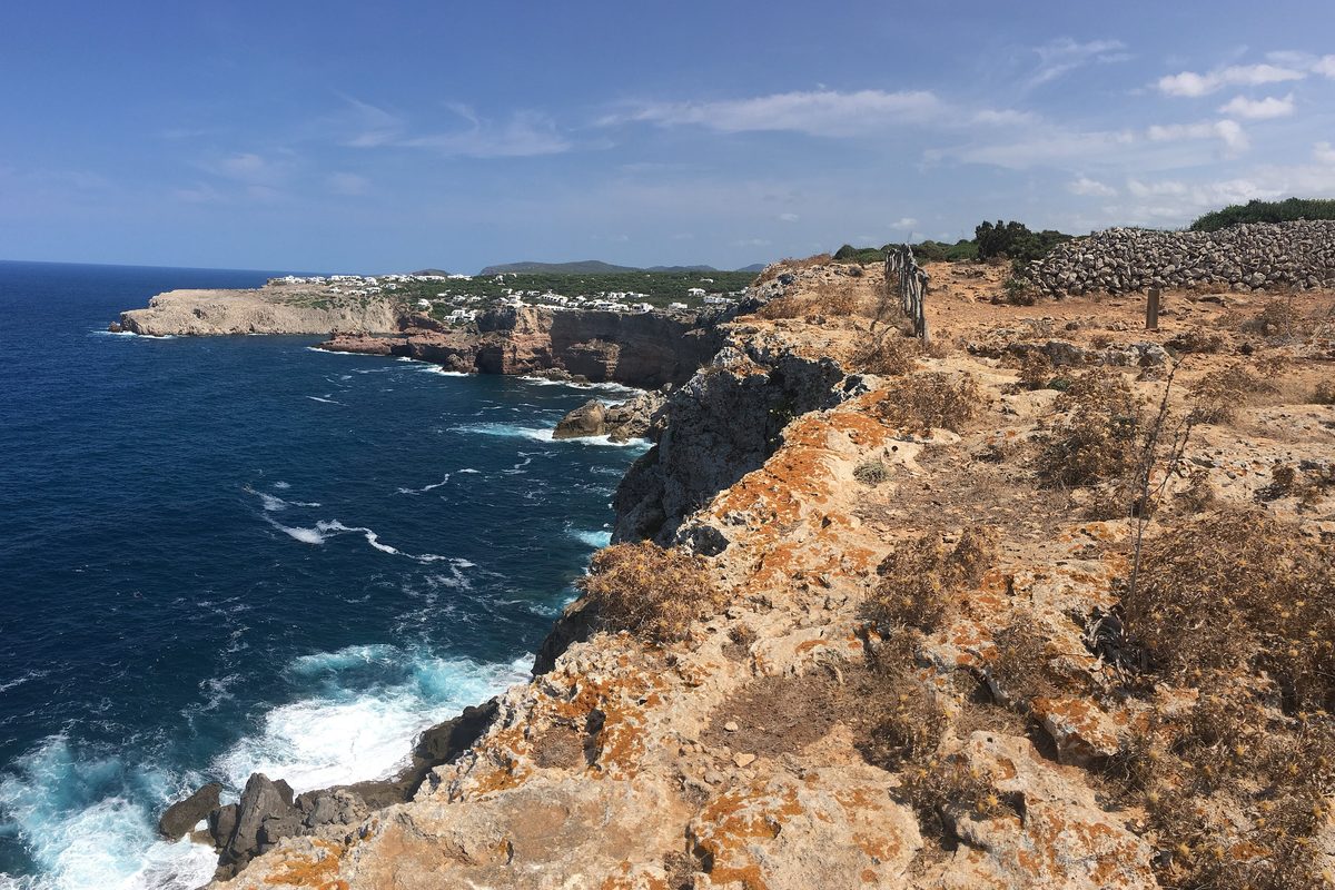 El Camí de Cavalls recorriendo los acantilados de Punta Nati