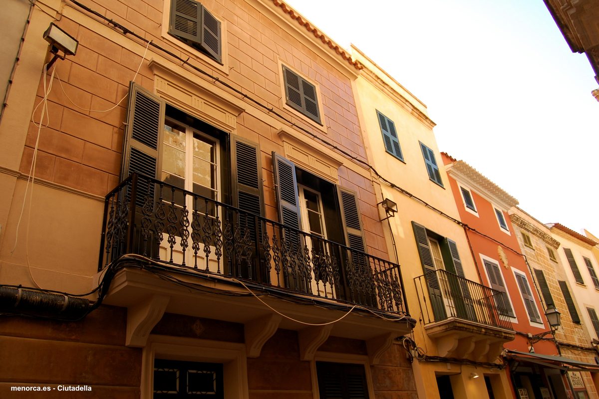 Fachadas y balcones del casco antiguo de Ciutadella
