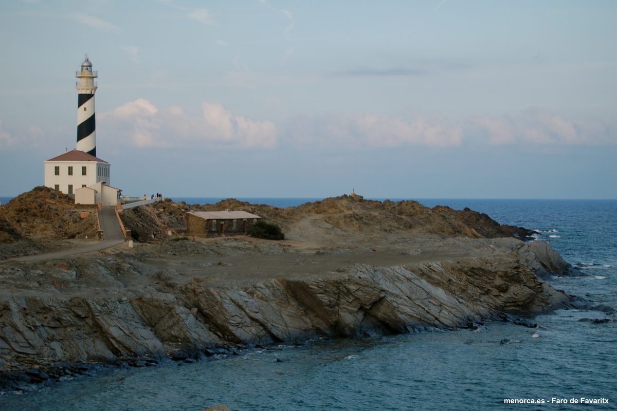 El faro de Favàritx sobre el cabo de pizarra oscura