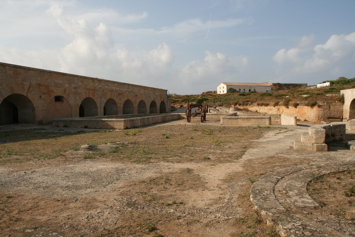 Los cuarteles y el patio de armas de la fortaleza de La Mola