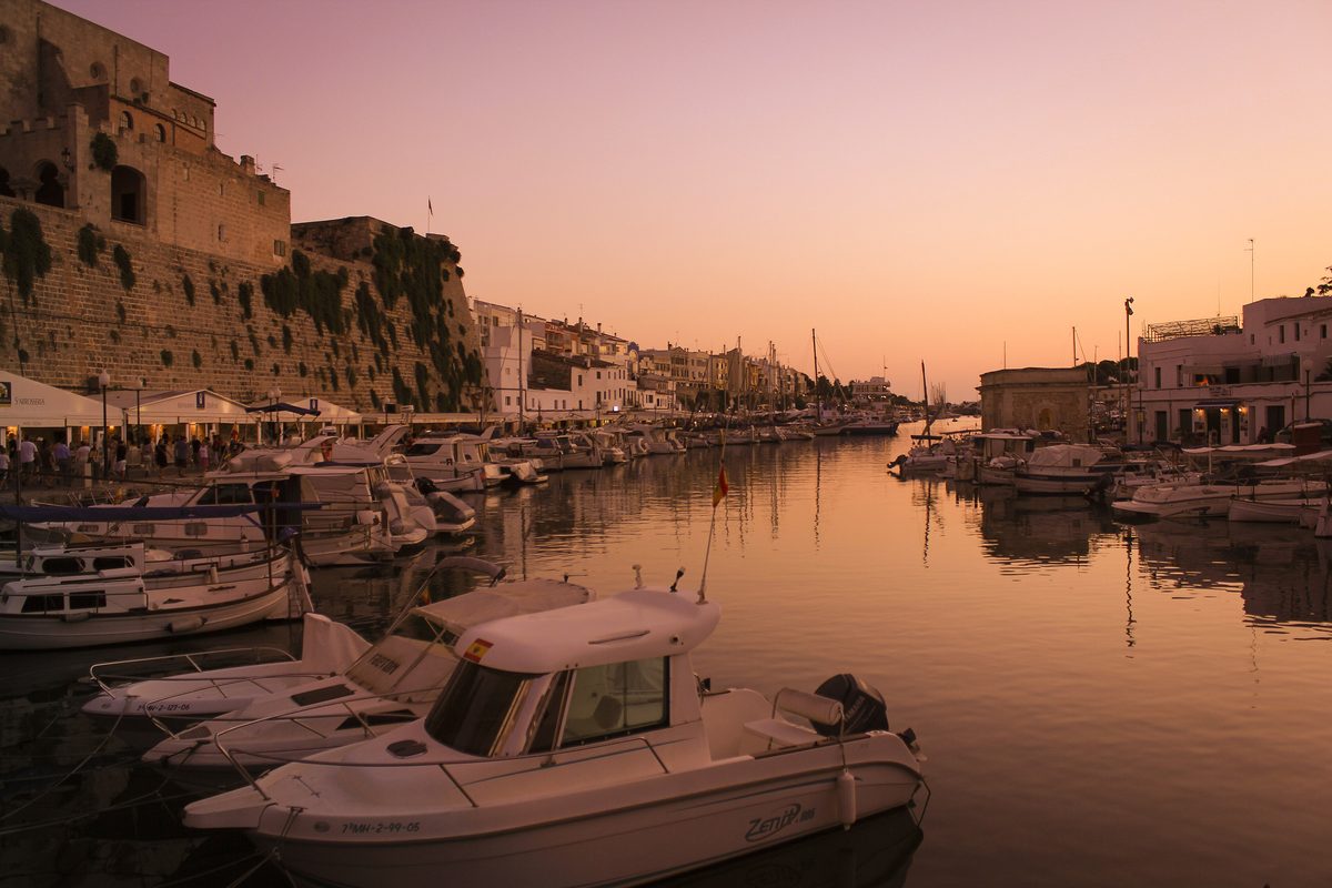 El puerto de Ciutadella al atardecer, con las barcas amarradas
