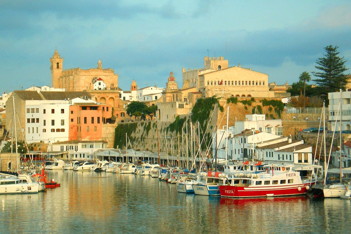 El puerto de Ciutadella con sus fachadas de colores