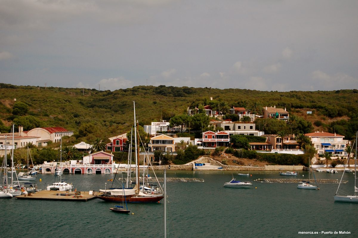 Veleros amarrados en el puerto de Maó