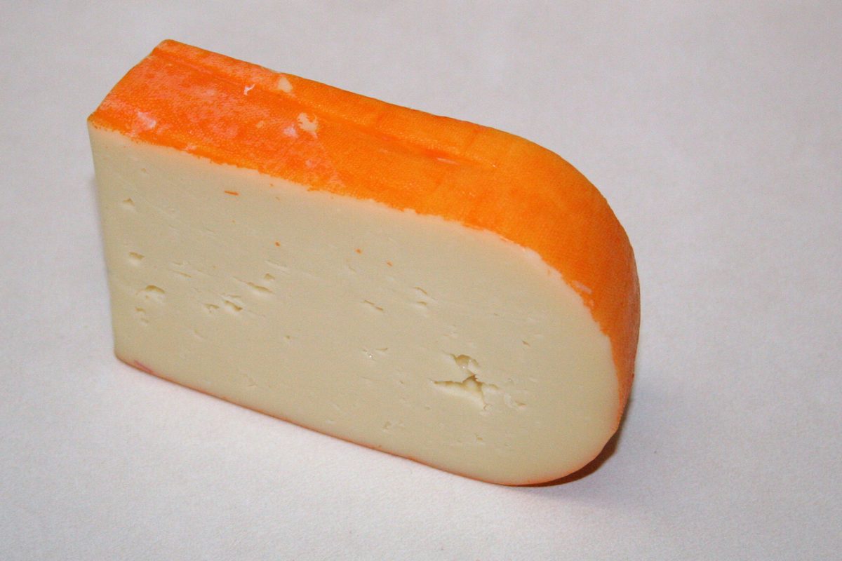 Una cuña de queso de Mahón-Menorca
