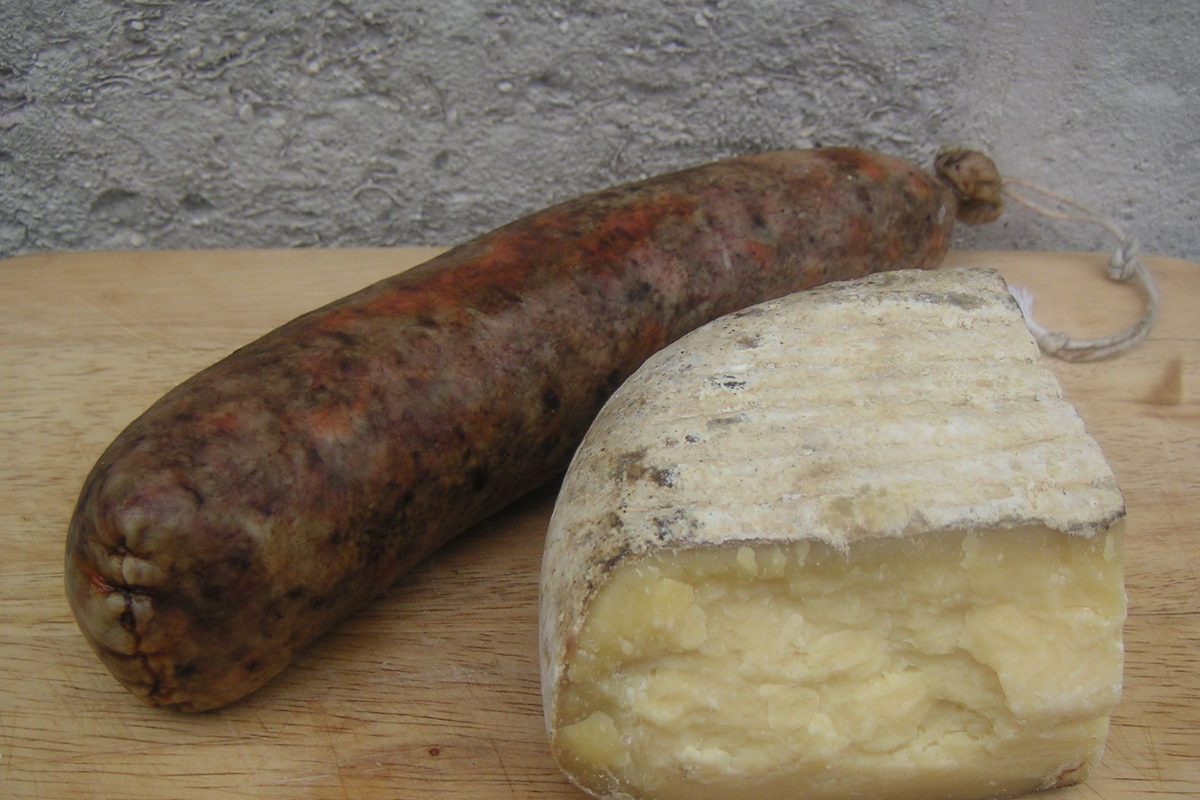 Queso menorquín y sobrasada, dos clásicos de la despensa balear