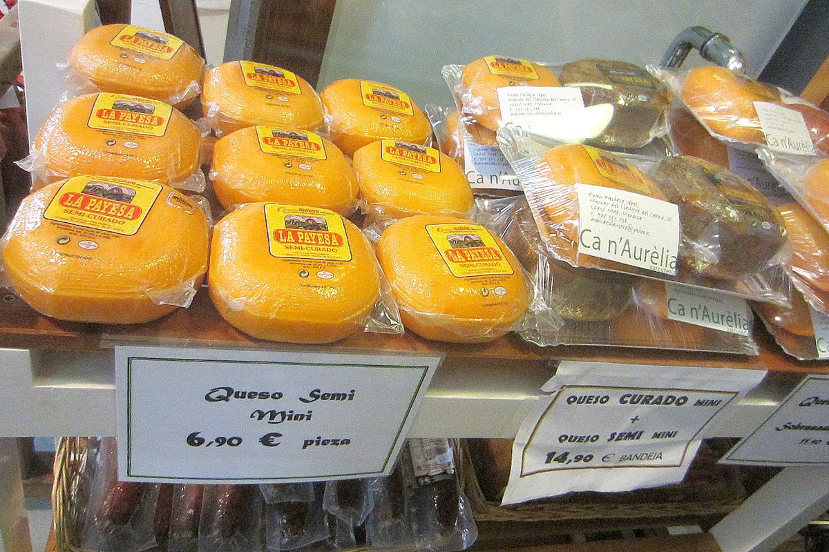 Quesos de Mahón a la venta en un mercado de la isla