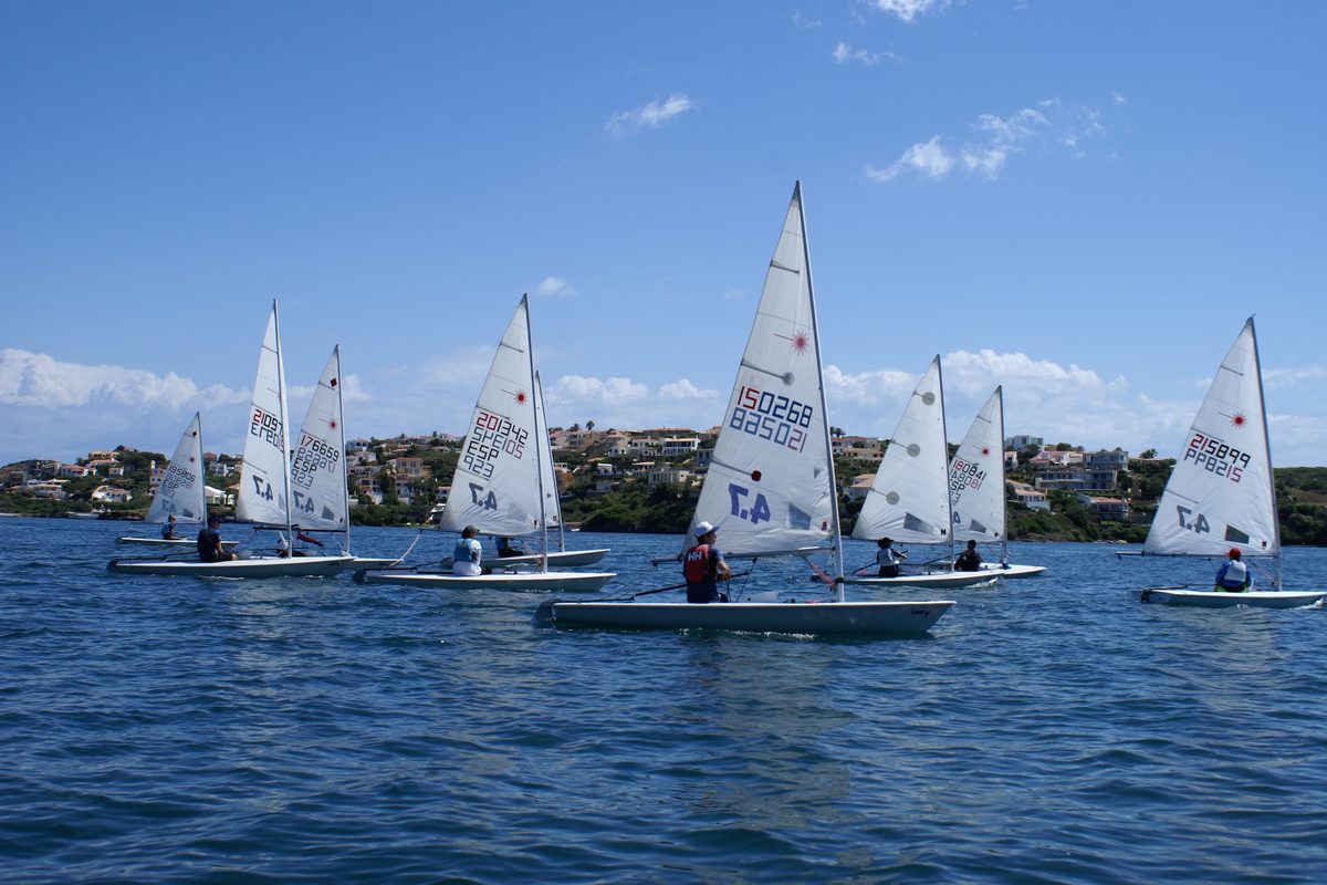 Veleros ligeros navegando en el puerto de Maó