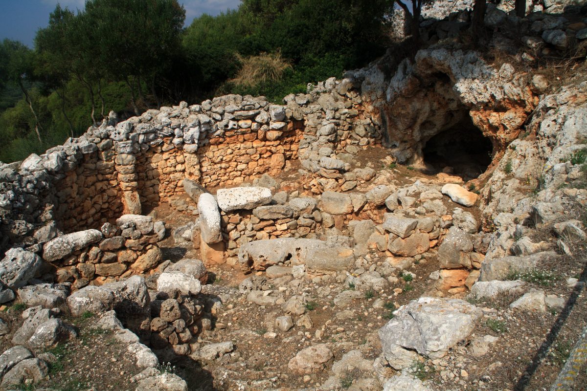 Restos de viviendas del poblado talayótico de Torre d'en Galmés